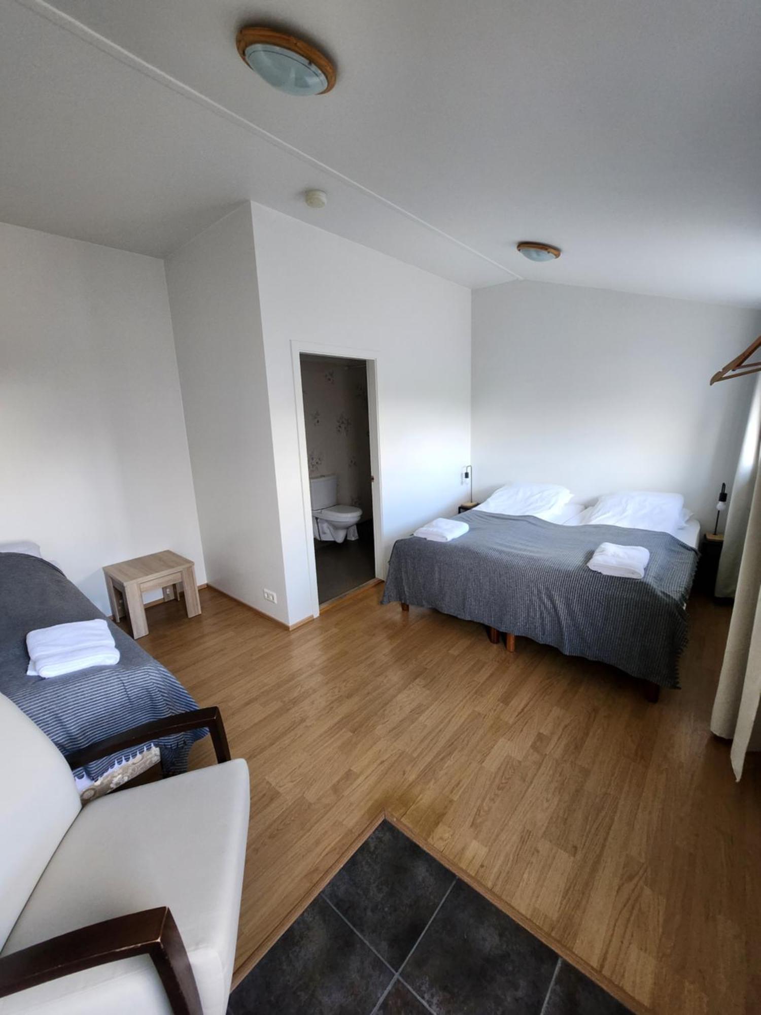 Fjos Guesthouse วาร์มาห์ลิด ภายนอก รูปภาพ
